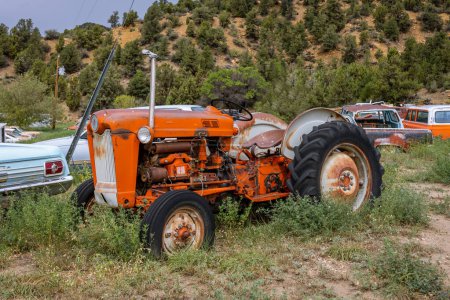 Téléchargez les photos : Vieux tracteur vintage rouillé de couleur orange garé dans un dépotoir, État de l'Arizona, États-Unis - en image libre de droit