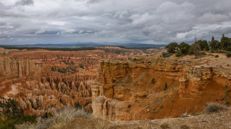 Foto de Bryce Canyon en Utah, es famoso por sus formaciones rocosas geológicas. Debido a la congelación y descongelación, las formaciones de piedra caliza y arenisca se erosionan lentamente para formar los llamados hoodoos.. - Imagen libre de derechos