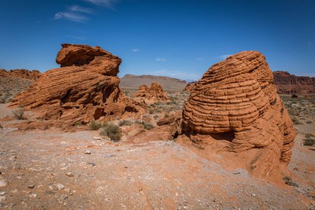 Téléchargez les photos : Conduite et marche à travers la vallée de feu State Park, formé par le déplacement des dunes de sable vers des formations de grès rouge, également appelé grès aztèque, Nevada, États-Unis - en image libre de droit