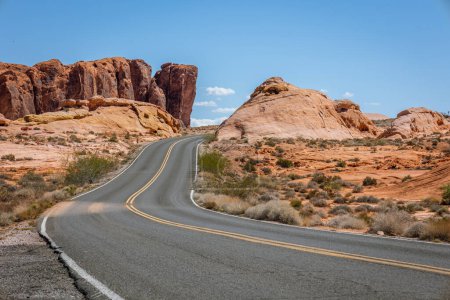 Téléchargez les photos : Conduite et marche à travers la vallée de feu State Park, formé par le déplacement des dunes de sable vers des formations de grès rouge, également appelé grès aztèque, Nevada, États-Unis - en image libre de droit