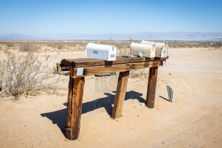 Téléchargez les photos : Boîtes aux lettres sur le bord de la route, comme vous les voyez souvent dans le désert ouest-américain, Californie, États-Unis - en image libre de droit