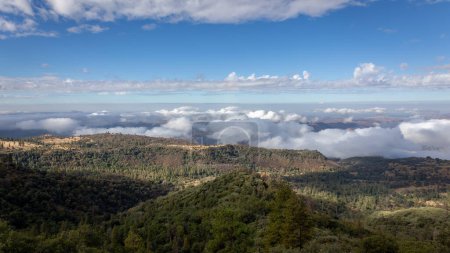 Téléchargez les photos : Belles vues sur les vallées et les forêts du canyon Kings et du parc national Sequoia, avec des nuages bas et un ciel bleu - en image libre de droit