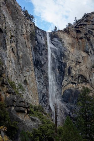Foto de Cascada de las altas rocas grises en el parque nacional Yosemeti, California, EE.UU. - Imagen libre de derechos