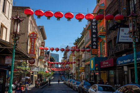 Téléchargez les photos : San Francisco, Californie, USA, 22-09-2022 : La ville chinoise de San Francisco, avec des lanternes de couleur rouge au-dessus de la route et des bâtiments de style architectural chinois - en image libre de droit