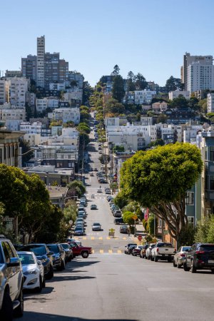 Téléchargez les photos : San Francisco, Californie, USA, 22-09-2022 : Les belles rues ondulantes de la ville de San Francisco, Californie, USA - en image libre de droit