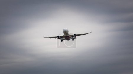 Téléchargez les photos : Un avion dans un ciel couvert, se préparant à atterrir à l'aéroport, province de Branbant Nord, ville eindhoven, Pays-Bas - en image libre de droit