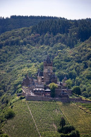 Téléchargez les photos : L'ancien château médiéval allemand Reichsburg Cochem dans les collines près de la ville de Cochem sur la rivière nommée Moselle, dans l'état de Rijnland-Palts - en image libre de droit
