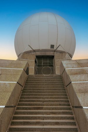 Téléchargez les photos : Vue de l'attraction touristique, la station radar sur la montagne appelée "Grand Ballon" dans la région du Haut-Rhin des Vosges France - en image libre de droit