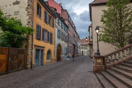 Téléchargez les photos : Ville de Colmar dans la région Alsace française avec des maisons à colombages pittoresques et une atmosphère de conte de fées, la ville est également appelée Petite Venise - en image libre de droit
