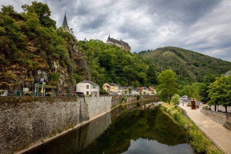 Foto de Vianden es una ciudad del cantón de Vianden, en el noreste de Luxemburgo. Vianden está situado en el río fronterizo Nuestro, pintorescamente situado en el valle de Nuestro con el imponente castillo. - Imagen libre de derechos