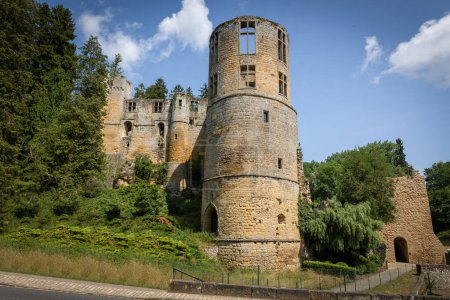 Téléchargez les photos : La ruine médiévale délabrée avec le nom de "château Beaufort" dans la ville de Beaufort, un château qui attire de nombreux touristes, Luxembourg - en image libre de droit