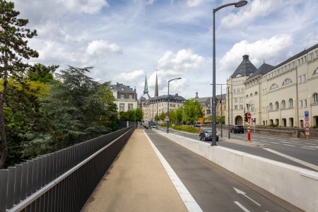 Téléchargez les photos : Luxembourg par une belle journée d'été, une belle ville historique avec de beaux bâtiments et tours dans le pays du Luxembourg - en image libre de droit