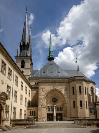 Téléchargez les photos : La cathédrale catholique vieille de plusieurs siècles est l'église épiscopale de Luxembourg-Ville, une attraction pour les touristes - en image libre de droit