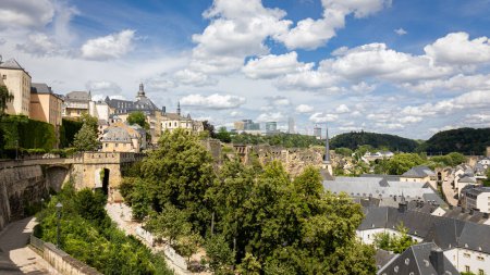 Téléchargez les photos : Vue des casemates séculaires du Luxembourg, une ceinture de forteresse militaire souterraine, entourée de beaux bâtiments anciens - en image libre de droit