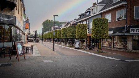 Téléchargez les photos : Hoogeveen, province de Drenthe, Pays-Bas, date 10-18-2023. Une rue commerçante dans la ville de Hoogeveen par une froide journée d'automne - en image libre de droit