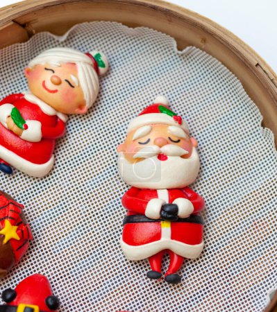 Téléchargez les photos : Des petits pains de Noël cuits à la vapeur. Divers personnages, Père Noël, Mme Claus et d'autres. - en image libre de droit