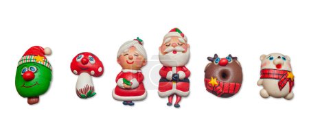 Téléchargez les photos : Des petits pains cuits à la vapeur, divers personnages de Noël. Pain coloré et décoré. - en image libre de droit