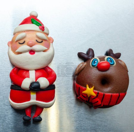 Téléchargez les photos : Petits pains cuits à la vapeur, le Père Noël et Rudolph le renne. - en image libre de droit