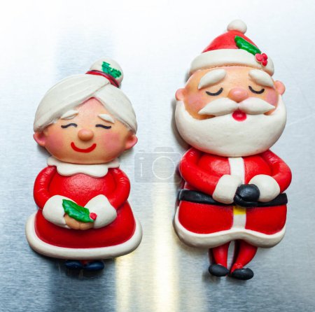 Téléchargez les photos : Petits pains cuits à la vapeur, Père Noël et Mme Noël. - en image libre de droit