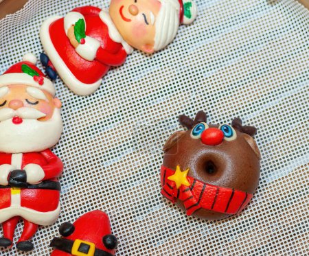Téléchargez les photos : Des petits pains de Noël cuits à la vapeur. Divers sujets de Noël. - en image libre de droit