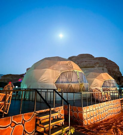 Téléchargez les photos : Tentes à bulles de luxe à Wadi Rum, Vallée de la Lune, Jordanie. Désert arabe. - en image libre de droit