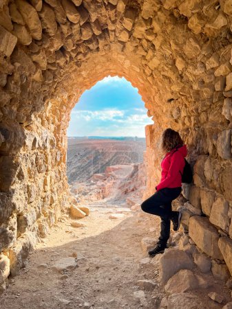 Foto de Arco de piedra en el castillo de Kerak, castillo cruzado en Kerak. Mujer de detrás mira el panorama. - Imagen libre de derechos
