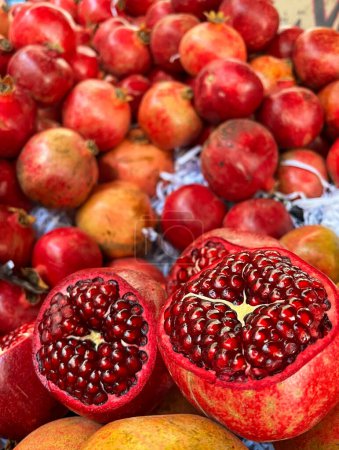 Foto de Frutos de granada. Comercio de frutas en el mercado. - Imagen libre de derechos