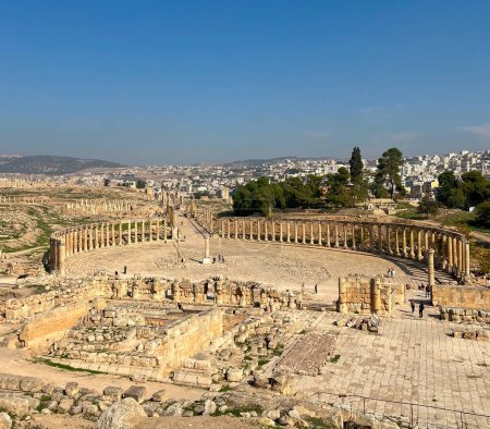Téléchargez les photos : La ville gréco-romaine de Gerasa et le Jerash moderne en arrière-plan à Jerash, Jordanie
. - en image libre de droit