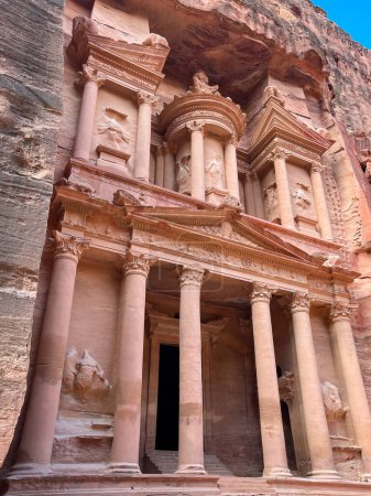 Foto de Antigua Petra en Jordania. Al Khazneh, el Tesoro, en el sitio histórico y arqueológico en Jordania. Destino famoso para visitar. - Imagen libre de derechos