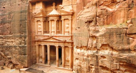 Foto de Antigua Petra en Jordania. Al Khazneh, el Tesoro, en el sitio histórico y arqueológico en Jordania. Destino famoso para visitar. - Imagen libre de derechos