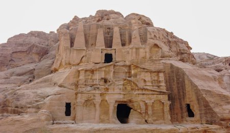 Téléchargez les photos : Temple au-dessus d'une maison rocheuse à Little Petra ou Siq Al-Barid, Jordanie - en image libre de droit