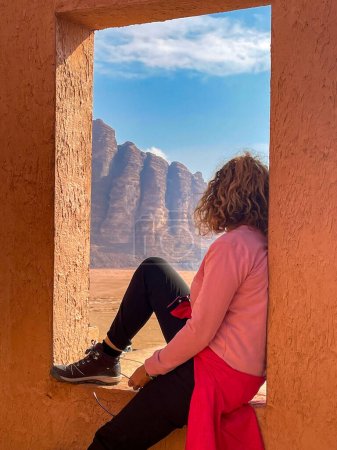 Téléchargez les photos : Sept piliers de sagesse. Belle formation rocheuse à l'entrée dans Wadi Rum. - en image libre de droit