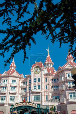 Foto de París, Francia - 02 de junio de 2023: Hotel Disneyland, se encuentra en la entrada de Disneyland Paris, también llamado Eurodisney en París. - Imagen libre de derechos