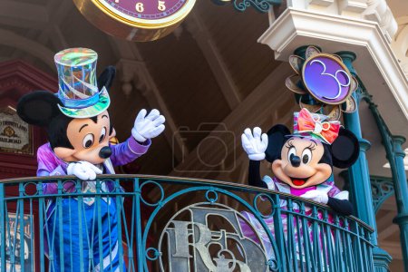 Foto de París, Francia - 02 de junio de 2023: Con motivo del 30 aniversario, los personajes más famosos de Disney saludan a los turistas en la entrada. - Imagen libre de derechos