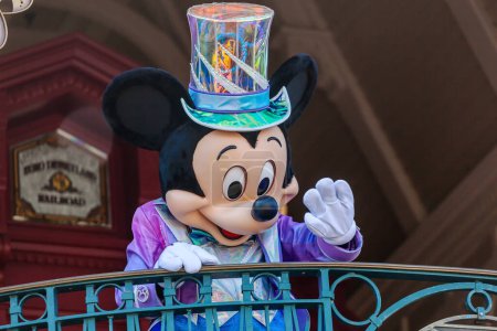 Foto de París, Francia - 02 de junio de 2023: Con motivo del 30º aniversario del parque Disneyland Paris, Mickey Mouse da la bienvenida a los turistas en la entrada. - Imagen libre de derechos