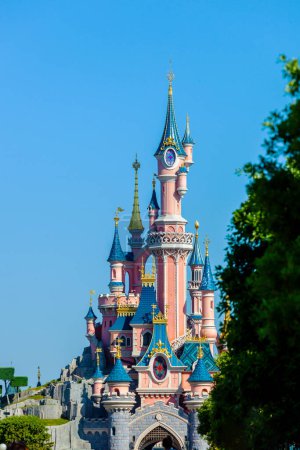 Téléchargez les photos : Paris, France - 02 juin 2023 : Le château de conte de fées au centre du parc Disneyland à Paris. Château photographié au petit matin. - en image libre de droit