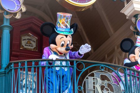 Foto de París, Francia - 02 de junio de 2023: Con motivo del 30 aniversario de Disneyland Paris, Minnie mouse da la bienvenida a los turistas en la entrada. - Imagen libre de derechos