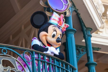 Téléchargez les photos : Paris, France - 02 juin 2023 : A l'occasion du 30ème anniversaire de Disneyland Paris, la souris Minnie accueille les touristes à l'entrée. - en image libre de droit