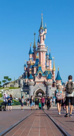 Téléchargez les photos : Paris, France - 02 juin 2023 : Le château de conte de fées au centre du parc Disneyland à Paris. Château photographié au petit matin. - en image libre de droit