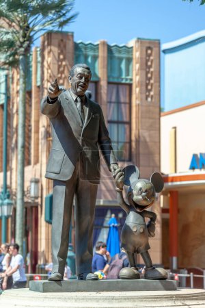 Foto de París, Francia - 02 de junio de 2023: En Disney Studio 1 está la estatua de bronce "Partners", creada por Imagineer Blaine Gibson, que representa a Mickey junto a Walt Disney. - Imagen libre de derechos