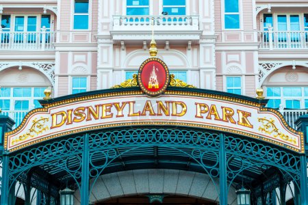 Foto de París, Francia - 02 de junio de 2023: Disneyland Paris amusement park sign. Se encuentra bajo el hotel de Mickey Mouse. - Imagen libre de derechos