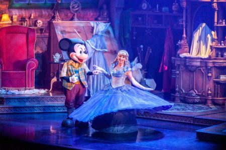 Foto de París, Francia - 02 de junio de 2023: The Mickey and the Magician Show. Como aprendiz del mago, Mickey aprende los trucos de su oficio de personajes mágicos de Disney. - Imagen libre de derechos