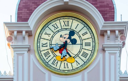 Foto de París, Francia - 02 de junio de 2023: Mickey mouse clock encabeza el hotel en la entrada del parque Disneyland. - Imagen libre de derechos