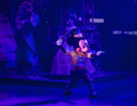 Foto de París, Francia - 02 de junio de 2023: The Mickey and the Magician Show. Como aprendiz del mago, Mickey aprende los trucos de su oficio de personajes mágicos de Disney. - Imagen libre de derechos
