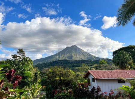 Téléchargez les photos : Panorama du volcan Arenal et vue sur la belle nature du Costa Rica, La Fortuna, Costa Rica. Amérique centrale. - en image libre de droit