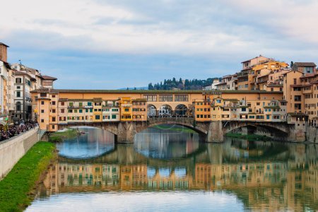 Téléchargez les photos : Vue du pont médiéval en pierre Ponte Vecchio et de l'Arno depuis le Ponte Santa Trinita à Florence, Toscane, Italie
. - en image libre de droit