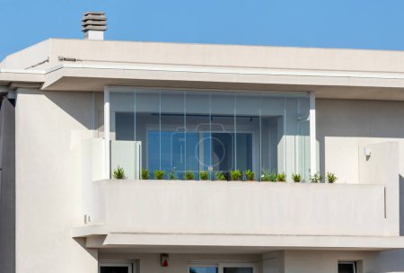 Foto de Balcón porche con cristal transparente sin marco para un resultado oculto. - Imagen libre de derechos