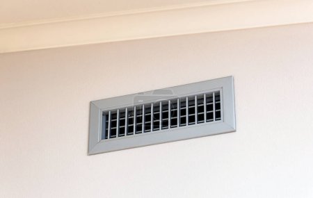 Téléchargez les photos : Grille de ventilation pour le système de déshumidification. - en image libre de droit