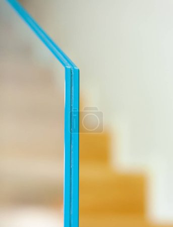 Téléchargez les photos : Détail avec foyer sélectif de la section d'une balustrade en verre trempé. - en image libre de droit
