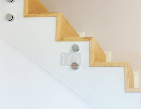 Téléchargez les photos : Escalier recouvert de parquet en chêne avec balustrade en verre trempé et broches chromées. - en image libre de droit